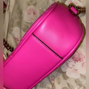 SMALL KIRA CHEVRON CAMERA BAG- Crazy Pink
